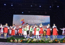 Glücklich, Teil einer großen und multinationalen Familie zu sein