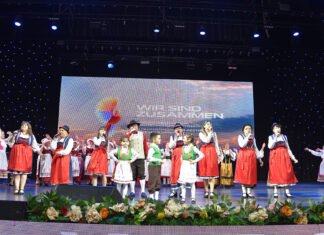 Glücklich, Teil einer großen und multinationalen Familie zu sein