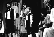 Edwin Warkentin: „Überraschungseier und Maoams waren etwas ganz Besonderes“ Volksfest. Edwin Warkentin (Kind) in einer Aufführung des Deutschen Theaters, vermutlich 1990.