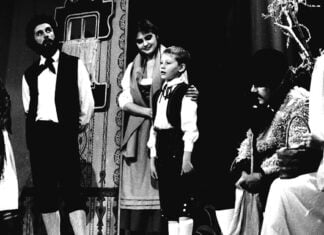 Edwin Warkentin: „Überraschungseier und Maoams waren etwas ganz Besonderes“ Volksfest. Edwin Warkentin (Kind) in einer Aufführung des Deutschen Theaters, vermutlich 1990.