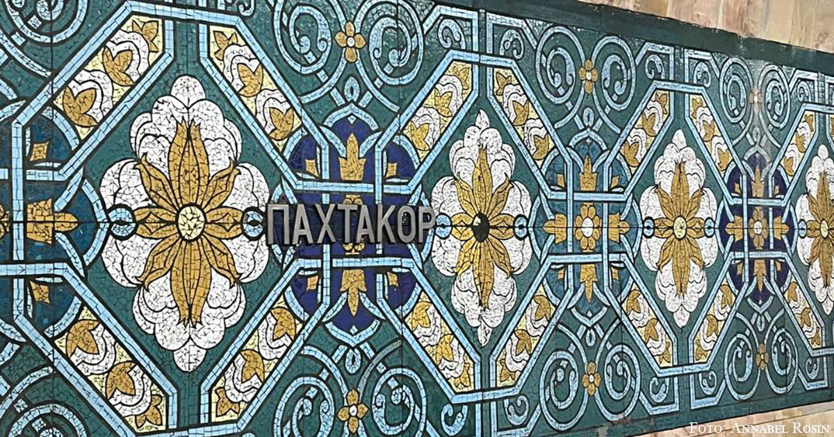 Die Station „Pachtakor“ beeindruckt mit farbigen Mosaikplatten.
