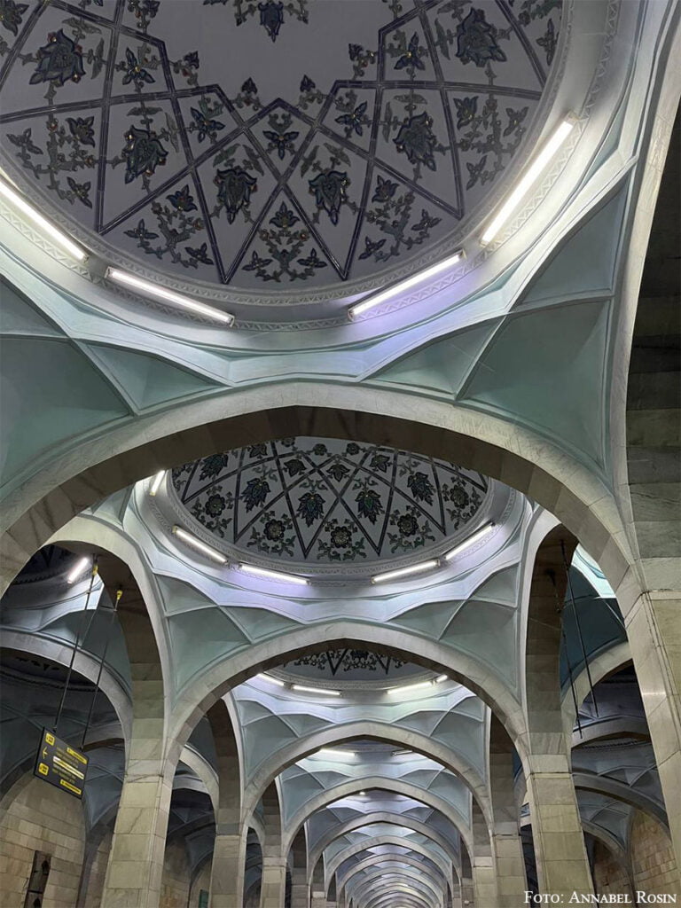 Die Haltestelle „Alischer Nawoi“ erinnert an eine Moschee.
