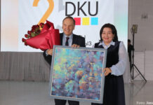 25 Jahre DKU – so war die Jubiläumsfeier Akerke Abylaichan (kas. Bildungsministerium) überreicht Geschenke an Prof. Dr. Wolrad Rommel