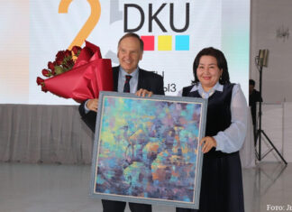25 Jahre DKU – so war die Jubiläumsfeier Akerke Abylaichan (kas. Bildungsministerium) überreicht Geschenke an Prof. Dr. Wolrad Rommel