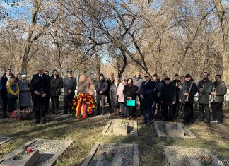 Verstorbenen gedenken und zu Frieden mahnen