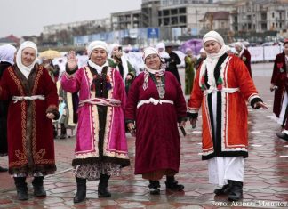Guinness-Rekord für Kasachstans Nationaltracht in Aktau