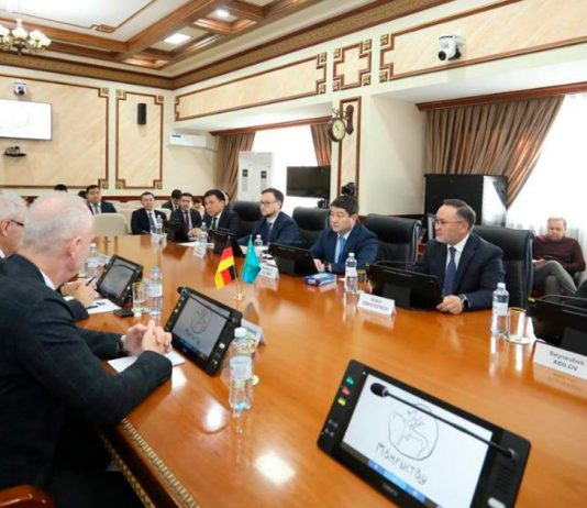 Gespräche über gemeinsame Projekte in Mangystau