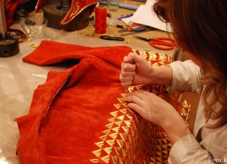 Der Mensch im goldenen Gewand