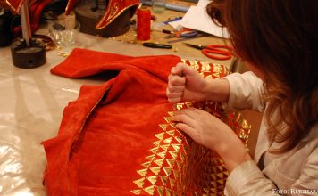 Der Mensch im goldenen Gewand