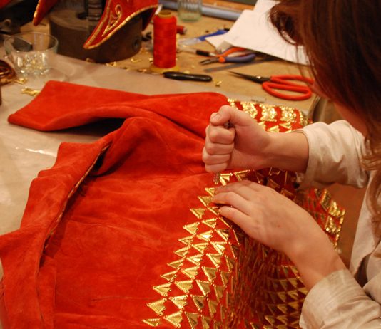 Der Mensch im goldenen Gewand