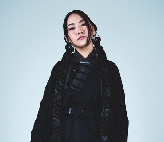 Yenlik: Erste kasachische Künstlerin beim deutschen Musikformat A COLORS SHOW