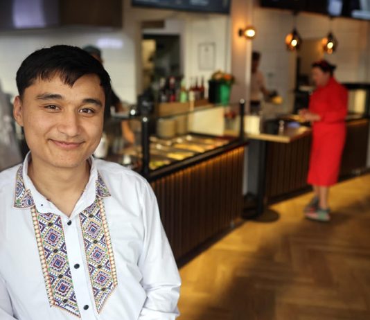 Von Almaty nach Köln: Sprache als Weg zur Integration und zum Erhalt der uigurischen Kultur