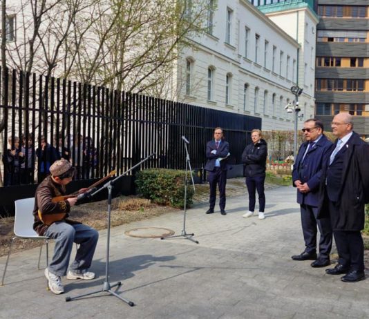 Symbol der Partnerschaft: Kasachstan und Deutschland pflanzen Tulpen in Berlin
