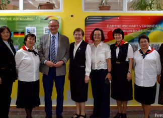 Staatsminister Gunther Krichbaum besucht 68. Gymnasium in Almaty
