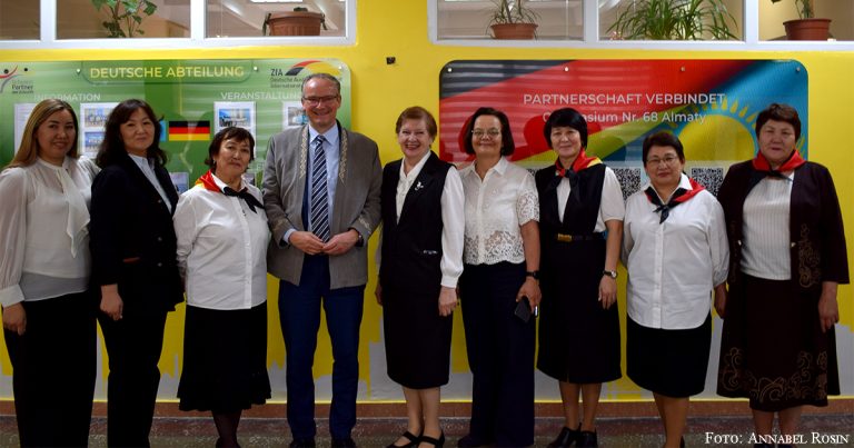 Staatsminister Gunther Krichbaum besucht 68. Gymnasium in Almaty
