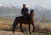 Der Himmel und das Pferd Horseback Archery in Kirgisistan