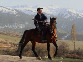 Der Himmel und das Pferd Horseback Archery in Kirgisistan