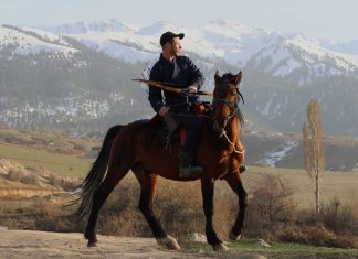 Der Himmel und das Pferd Horseback Archery in Kirgisistan