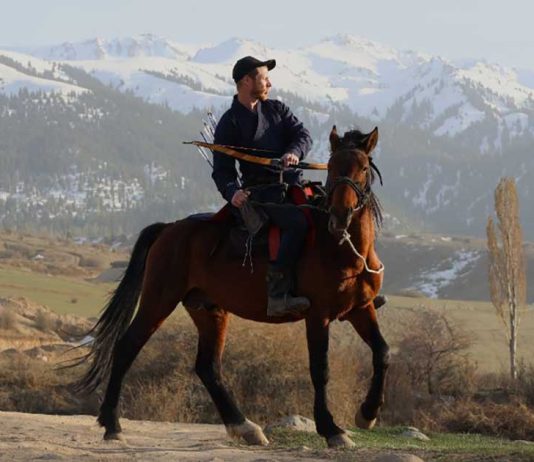 Der Himmel und das Pferd Horseback Archery in Kirgisistan