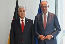 Tokajew und Merz bei Gesprächen und gemeinsamer Pressekonferenz