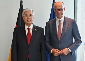 Tokajew und Merz bei Gesprächen und gemeinsamer Pressekonferenz