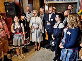 Diplomatie in Tracht: Der Ost-Ausschuss und das Partnerland Tadschikistan feiern globales Oktoberfest