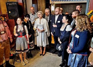 Diplomatie in Tracht: Der Ost-Ausschuss und das Partnerland Tadschikistan feiern globales Oktoberfest