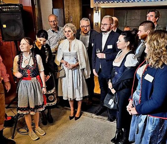 Diplomatie in Tracht: Der Ost-Ausschuss und das Partnerland Tadschikistan feiern globales Oktoberfest